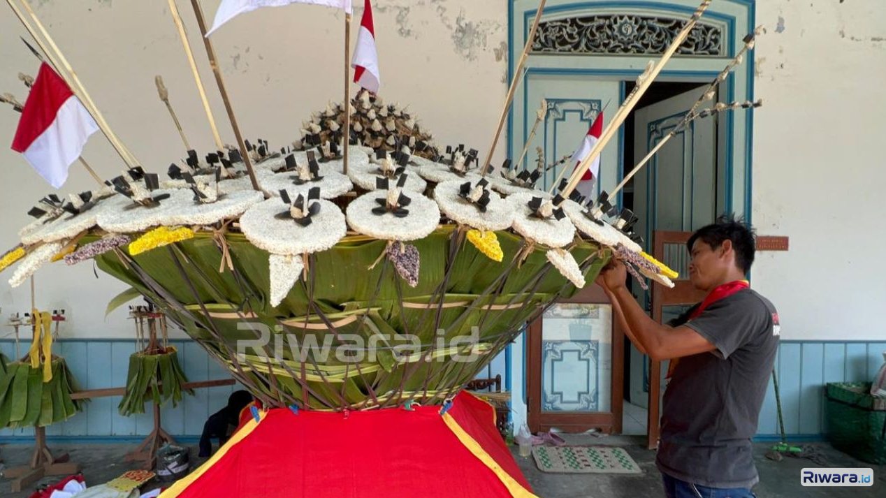 Abdi dalem mempersiapkan gunungan Grebeg Besar Karaton Surakarta Hadiningrat menjelang prosesi kirab tradisi sakral Iduladha di Solo Kamis 28 Mei 2026